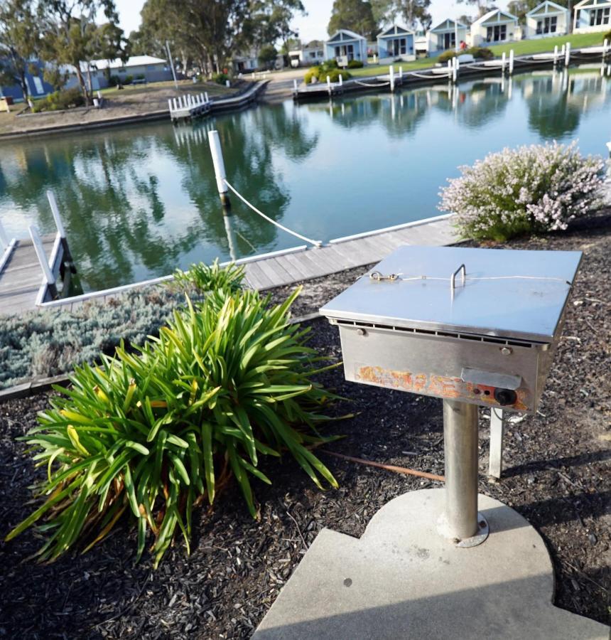 Captains Cove Resort - Waterfront Apartments Paynesville Exterior photo
