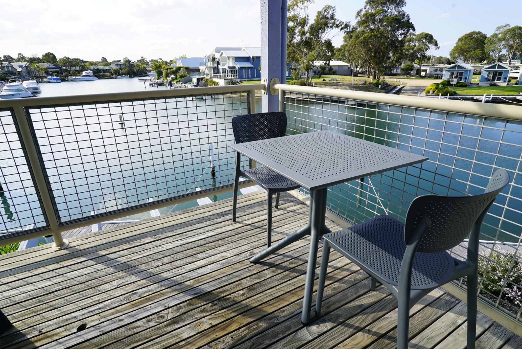 Captains Cove Resort - Waterfront Apartments Paynesville Exterior photo